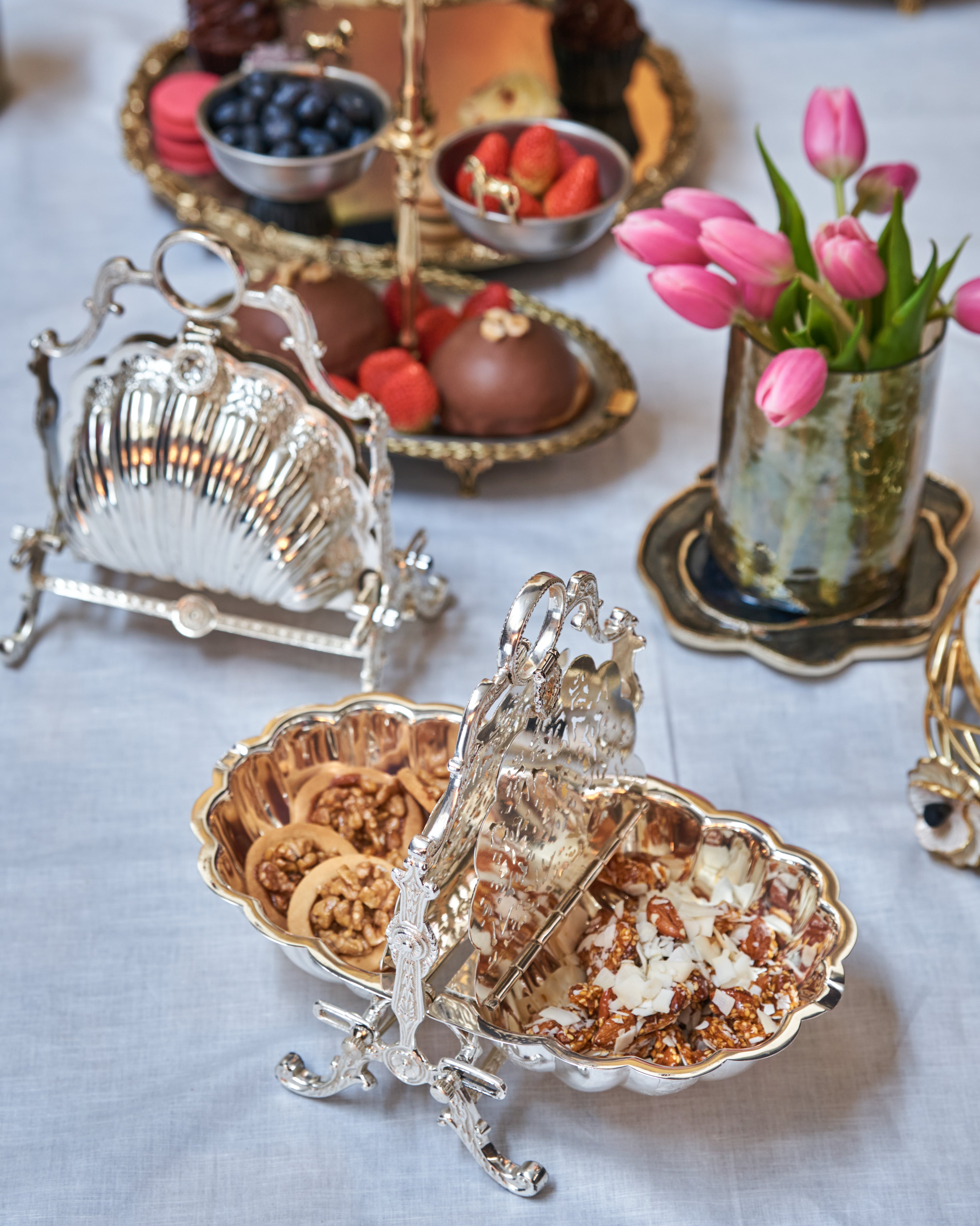 Clamshell Cookies & Nut Case